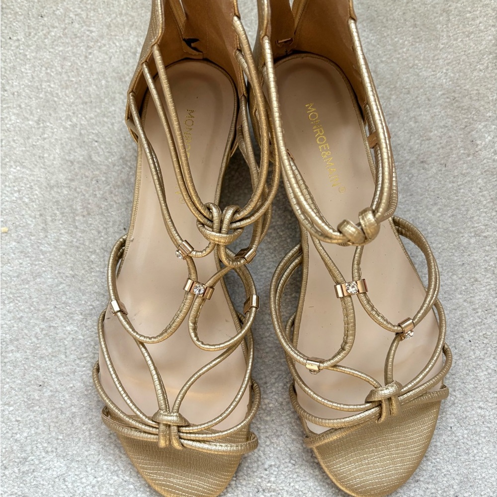 Monroe&Main Elegant Strappy Wedge Rhinestone Open Toe Back Zip Sandal Size 10M